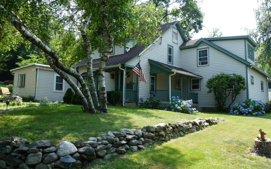 Beautiful Vintage Colonial Farmhouse